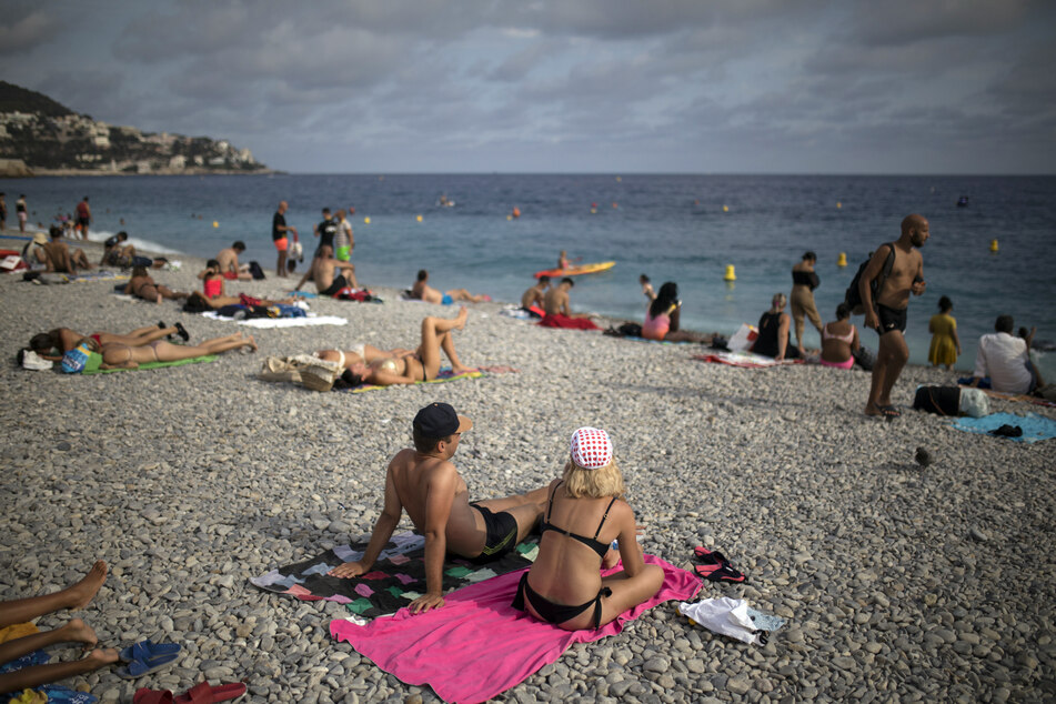 Nizza: Touristen genießen am Strand die Sonne.