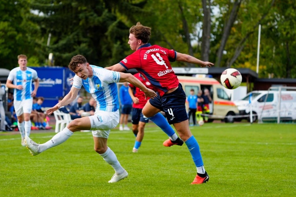 David Vogt (25, vorne links), einer der Besten auf dem Rasen, war nur schwer vom Ball zu trennen.