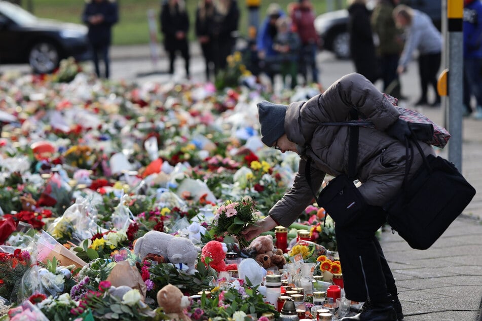 While the Angehörigen von Verletzten und Verstorbenen trauerten, mobilisierten sich gewaltbereite rechte Gruppen.