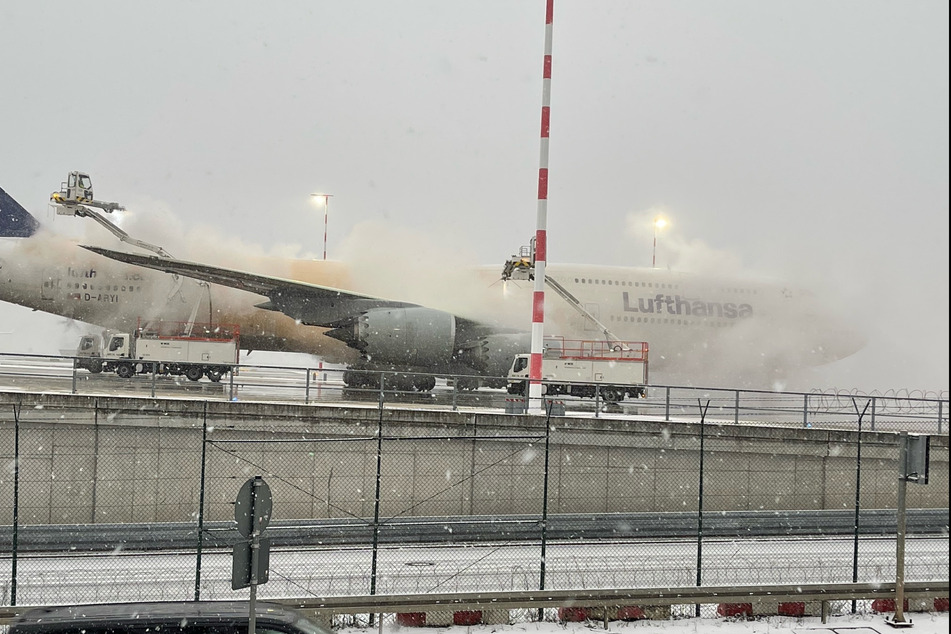 Am Frankfurter Flughafen musste ordentlich geackert werden, um die Eisenvögel vom Eis zu befreien.