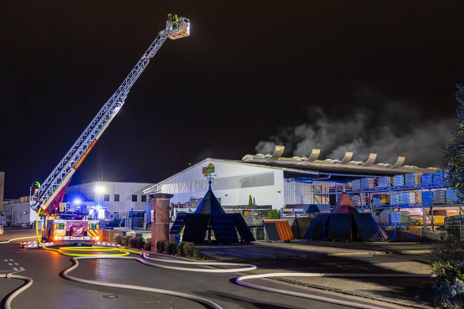 Ein Brand in einer Lagerhalle eines Hanauer Baumarktes sorgte für einen riesigen Sachschaden in sechsstelliger Höhe.