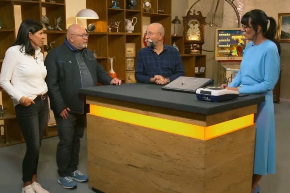 Da Joachim seine Schmerzgrenze auf 6000 Euro festgelegt hat, muss Moderator Horst Lichter (63, 2.v.r.) ihm die Händlerkarte verweigern.