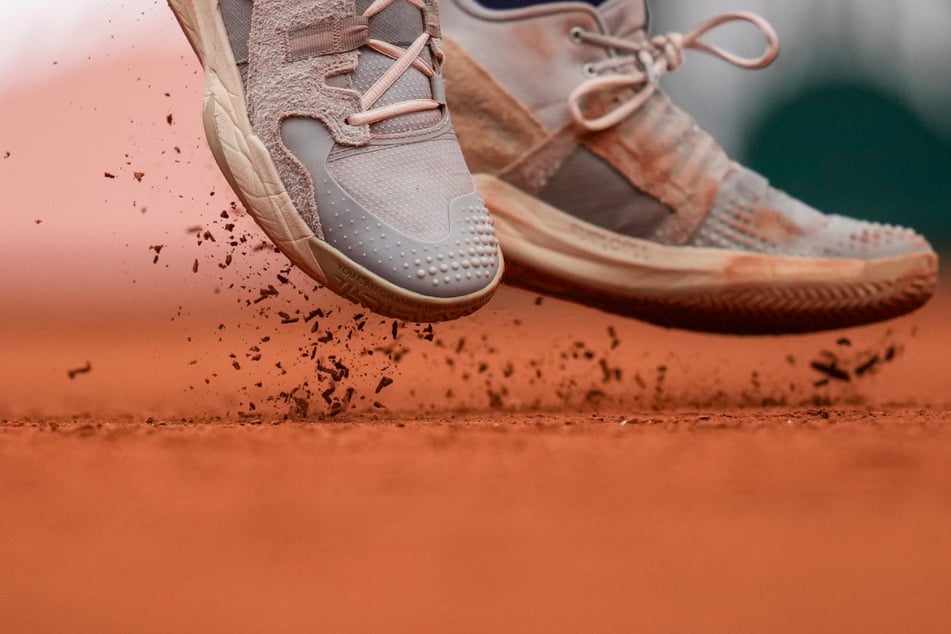 Der rote Sand ist für viele Outdoor-Tennisplätze charakteristisch. (Symbolbild)