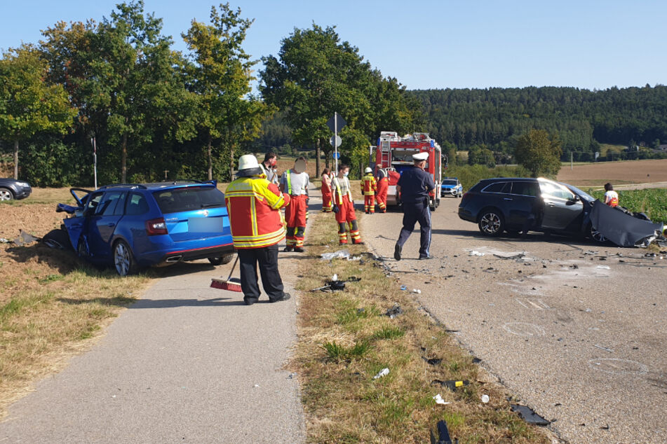 Einsatzkräfte stehen an der Unfallstelle in Pettendorf in der Oberpfalz.
