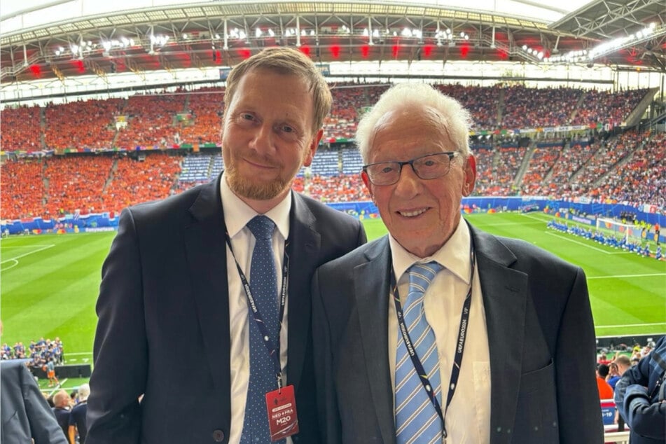Zur Fußball-EM 2024 lud Ministerpräsident Michael Kretschmer (50, CDU, l.) Rainer Spänkuch (91) zu einem Spiel ein. (Archivfoto)