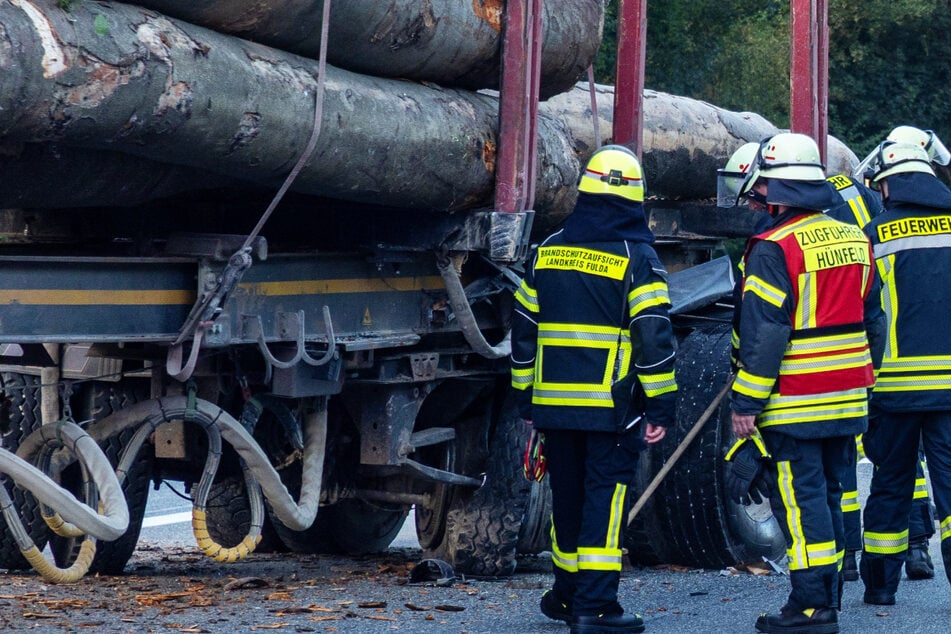 Der 40-jährige Fahrer eines Baumstamm-Transporters erlitt leichte Verletzungen, er konnte vor Ort behandelt werden.