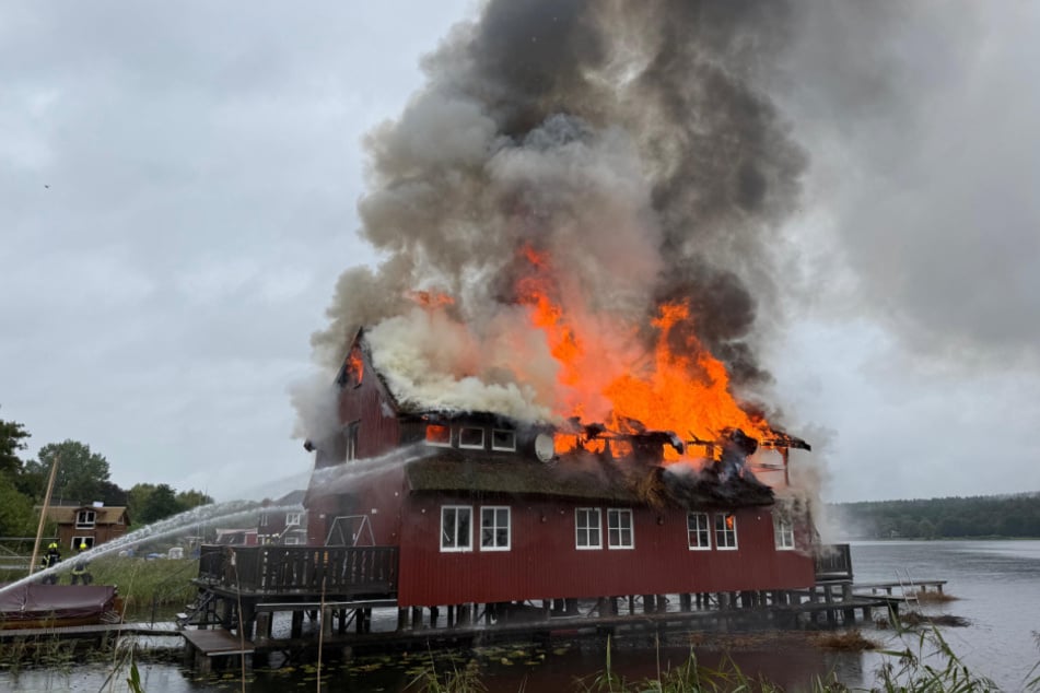 Am Inselsee in Güstrow ist am Freitagmorgen ein Boothaus in Brand geraten.