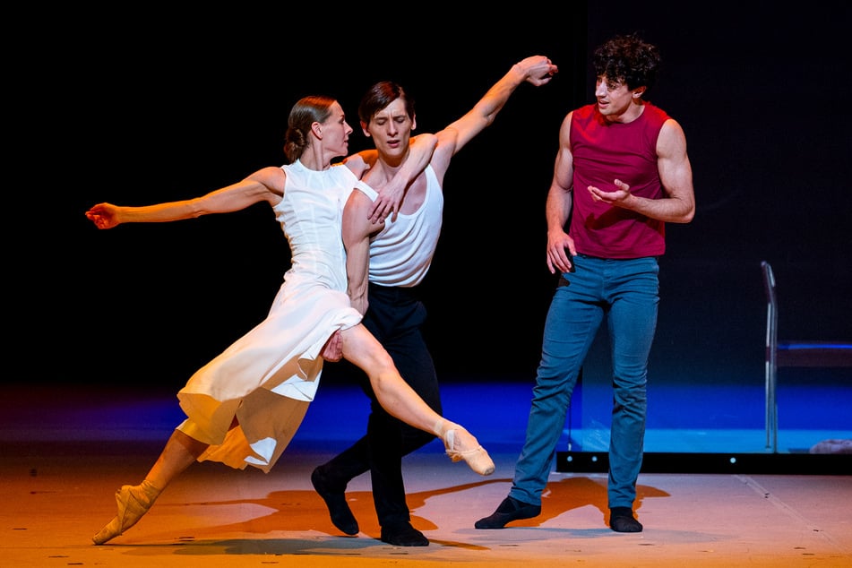 Balletttänzer stehen bei einer Vorführung des Ballettstücks "Epilog" von John Neumeier in der Hamburgischen Staatsoper auf der Bühne.