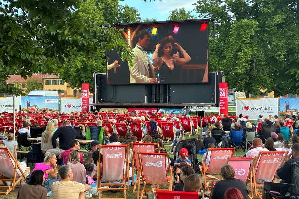 Das TAG24-Sommerkino zog hunderte Zuschauer auf die Magdeburger Galopprennbahn.