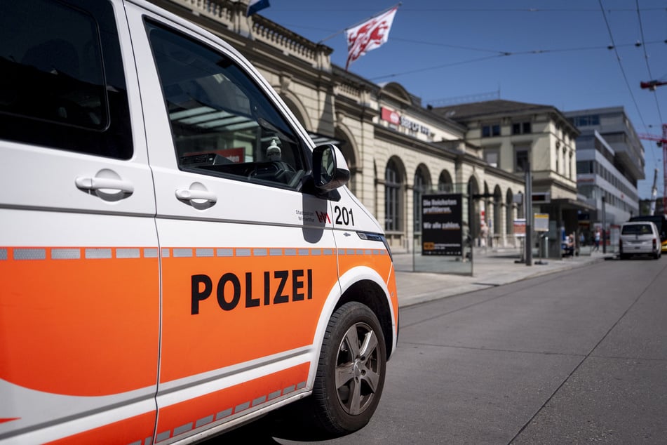 Bei einem Terroranschlag am Schweizer Bahnhof Winterthur sind nach Polizeiangaben drei Männer mit einer Stichwaffe verletzt worden.