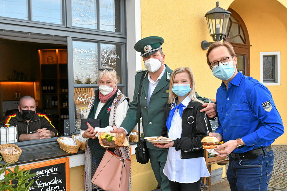 Monika Jäger (70, v.l.), Falk Jäger (45), Clara Jäger (12) und Frank Schulze (45) holen sich an der Essensausgabe am Spitzhaus eine Portion "Tote Oma" ab.