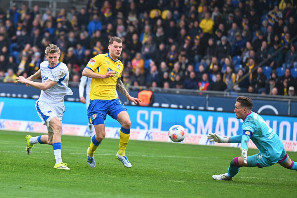 Luca Schuler (26) scheitert am Innenpfosten.