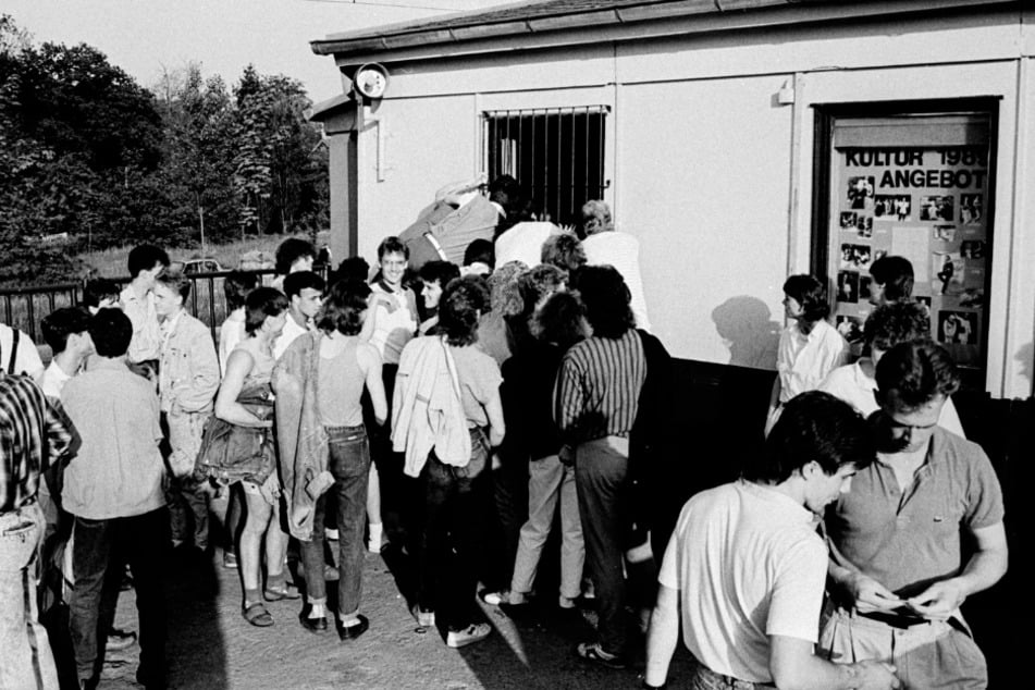 Bald wird getanzt: Jugendliche stehen im Mai 1989 am FZ Süd in der Olbersdorfer Straße an.
