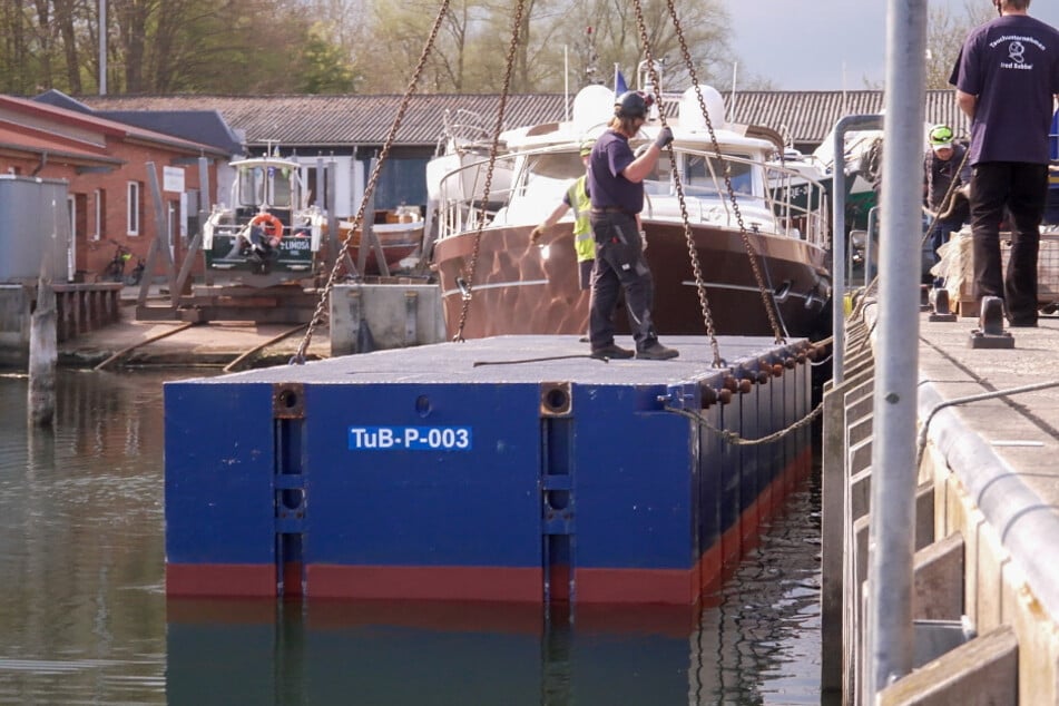 Am Donnerstag wurden die für die Rettung benötigten Schwimmpontons teilweise bereits ins Wasser gelassen.
