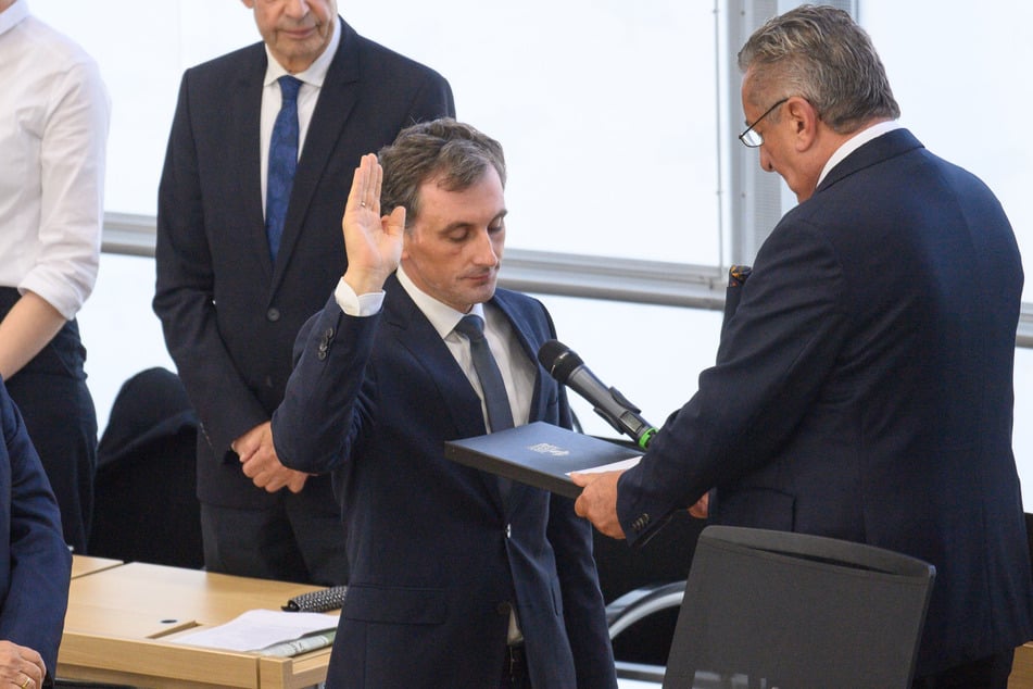 Jan Riedel, (43, CDU, l.) wurde als neuer Bildungsminister vereidigt.
