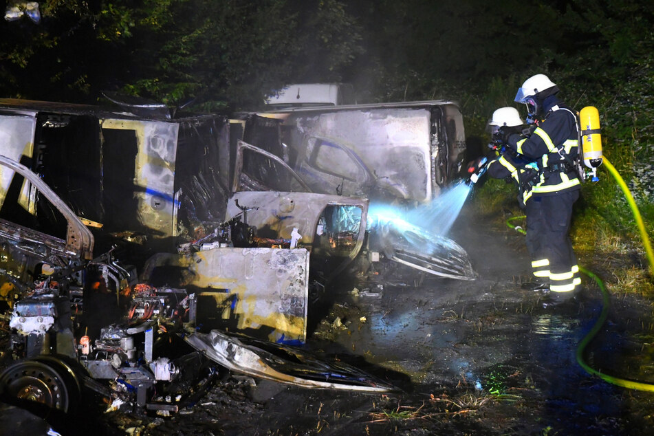 In der Nacht zum Samstag standen sechs Elektro-Transporter im Stadtteil Wilhelmsburg in Flammen.