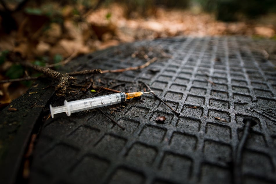 Sieben Männer sollen an Berliner S- und U-Bahnhöfen organisiert Heroin und Kokain verkauft haben. (Symbolbild)