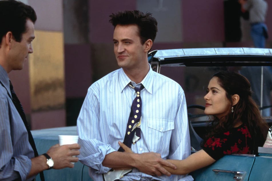 1997 standen sie zusammen vor der Kamera: Matthew Perry (†54) und Salma Hayek (57) in einer Szene des Films "Fools Rush In – Herz über Kopf".