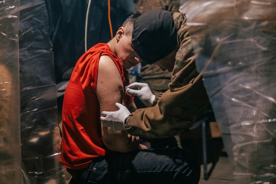 Ein verletzter ukrainischer Soldat wird inmitten der russischen Invasion in der Azowstal-Eisen- und Stahlfabrik im Osten von Mariupol behandelt.