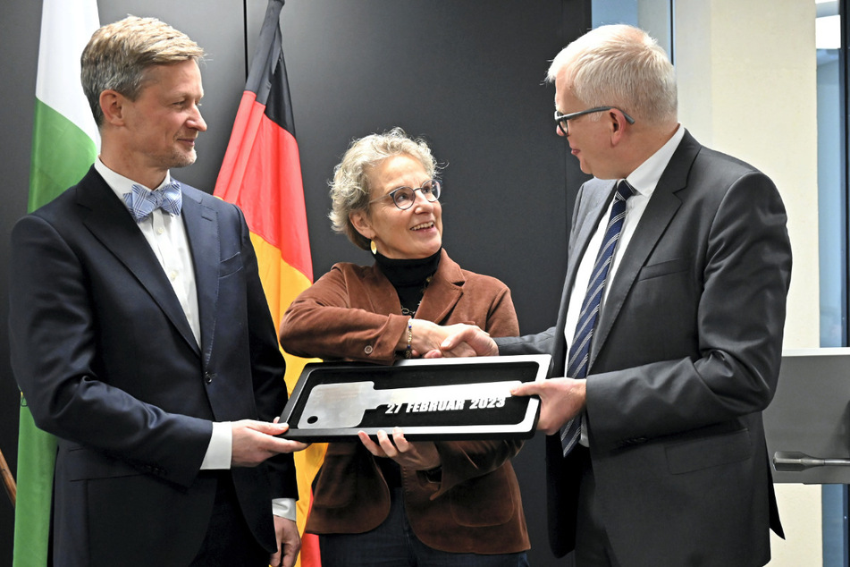 Wissenschaftsstaatssekretär Andreas Handschuh (50, l.) und Finanzminister Hartmut Vorjohann (59) übergeben Uni-Rektorin Ursula Staudinger (63) den Schlüssel zum Fritz-Foerster-Bau.