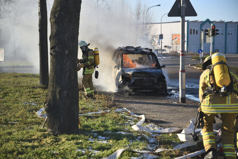 Feuerwehrleute löschten das brennende Auto. Der Fahrer konnte sich noch rechtzeitig retten.
