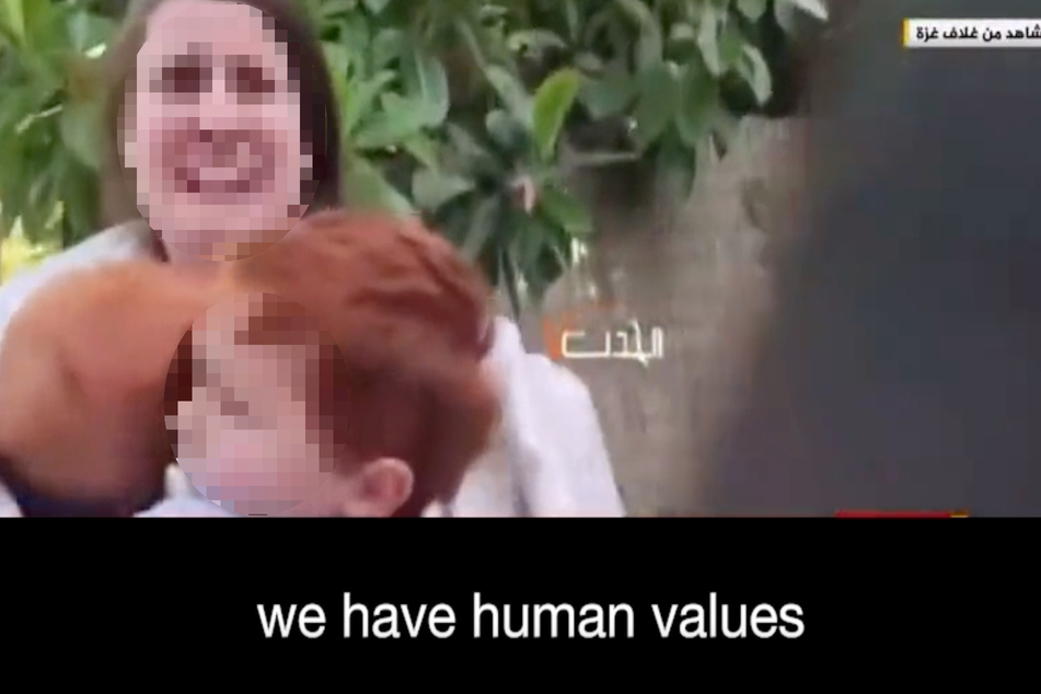 Eine völlig verängstigte Frau wird mit ihren beiden Kindern verschleppt. "Wir haben menschliche Werte", behaupten die Terroristen von sich.