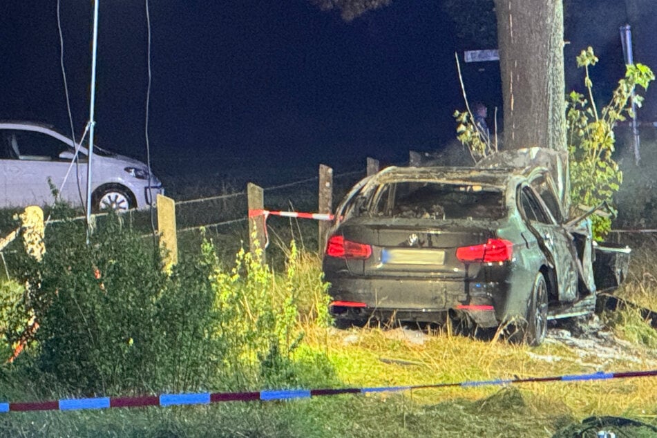 BMW nach Baum-Crash in Flammen: Beifahrer (†23) stirbt in Wagen, junger Fahrer (19) schwer verletzt