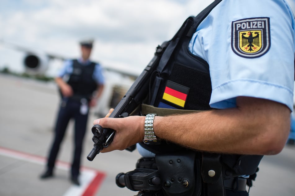 Polizisten mussten den Mann (36) in München aus dem Flugzeug bringen. (Symbolbild)