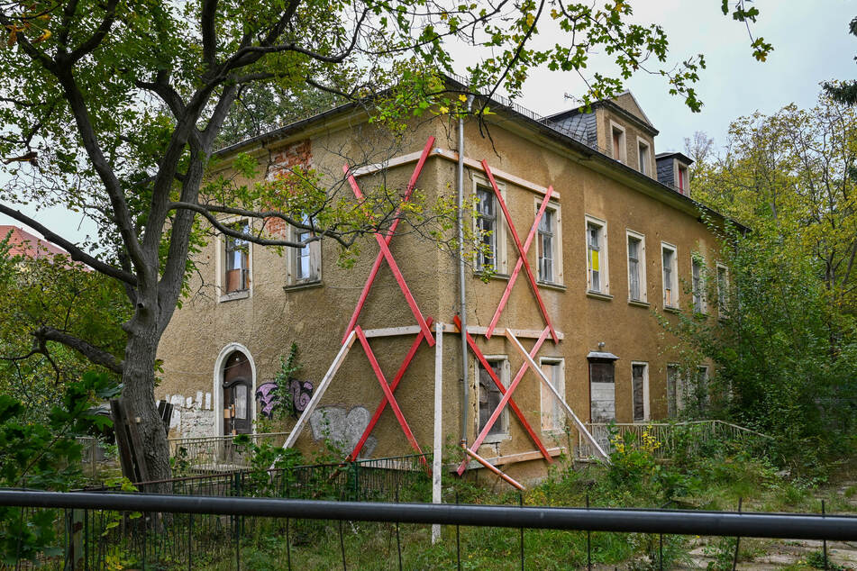 Liegt seit über 30 Jahren im Dornröschenschlaf: Die Villa Akazienhof (Gruna) sollte eigentlich kommendes Jahr umgebaut werden.