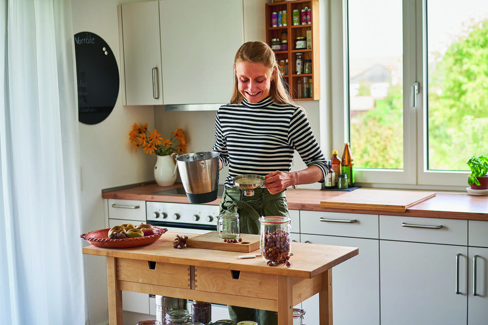 Die besten Ideen kommen Verena in ihrer Küche, ein Tipp von ihr: Ein schönes Gewürzregal oder besseres Licht können schon dafür sorgen, dass man sich in seiner eigenen Küche wohler fühlt und mehr Spaß am Kochen hat.