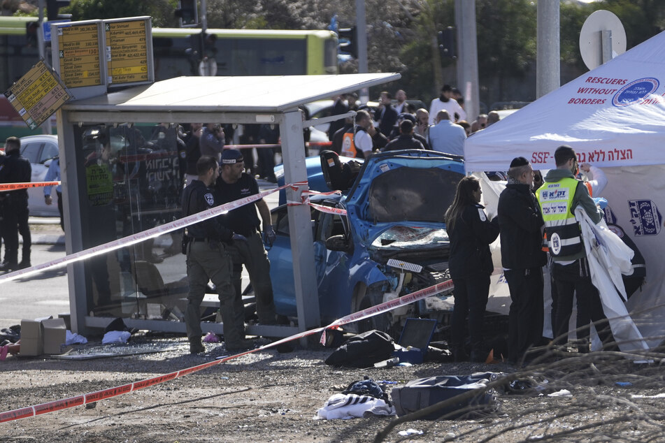 Mitglieder des Rettungs- und Bergungsteams "Zaka" und ein forensisches Team der israelischen Polizei ermitteln am Unfallort.