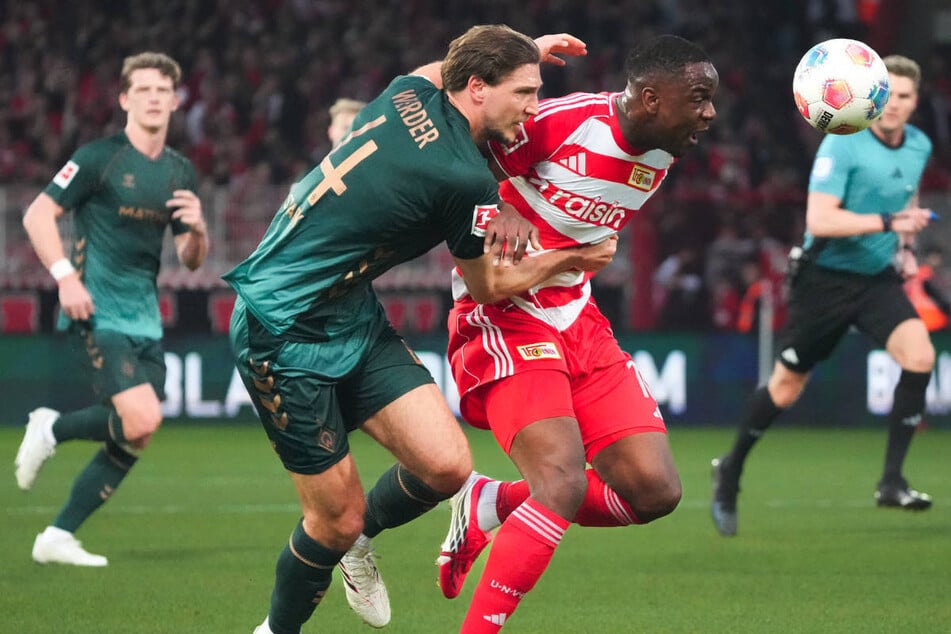 Niklas Stark (30, 2.v.l.) hält Ilyas Ansah (21, 2.v.r.) vor dem Strafraum fest – trotzdem hat Referee Timo Gerach (r.) auf den Punkt gezeigt.