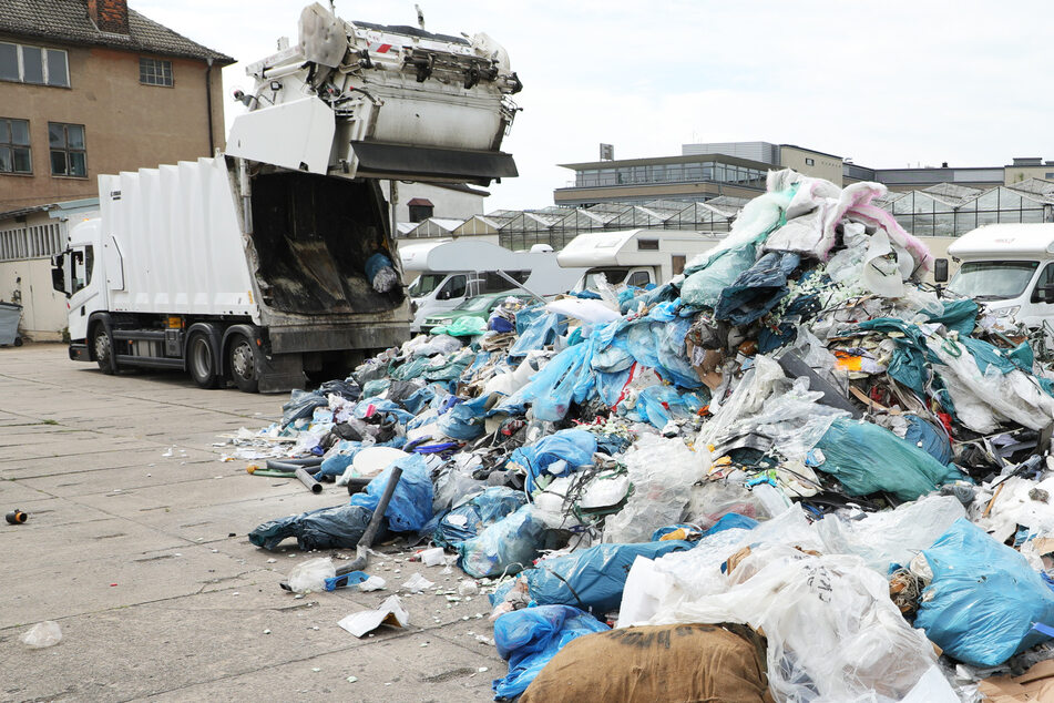 Dresden: Ladung von Mülllaster gerät in Brand: Kompletter Abfall landet auf Parkplatz