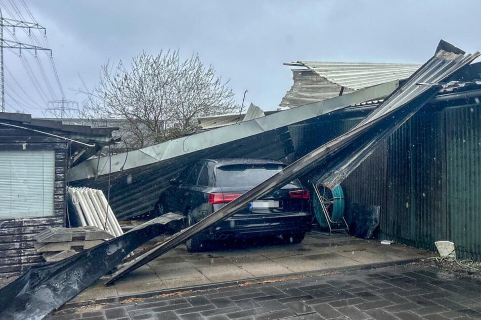 In Hamburg-Jenfeld stürzten Trümmerteile einer vor Monaten abgebrannten Lagerhalle auf ein geparktes Auto. Verletzt wurde niemand.