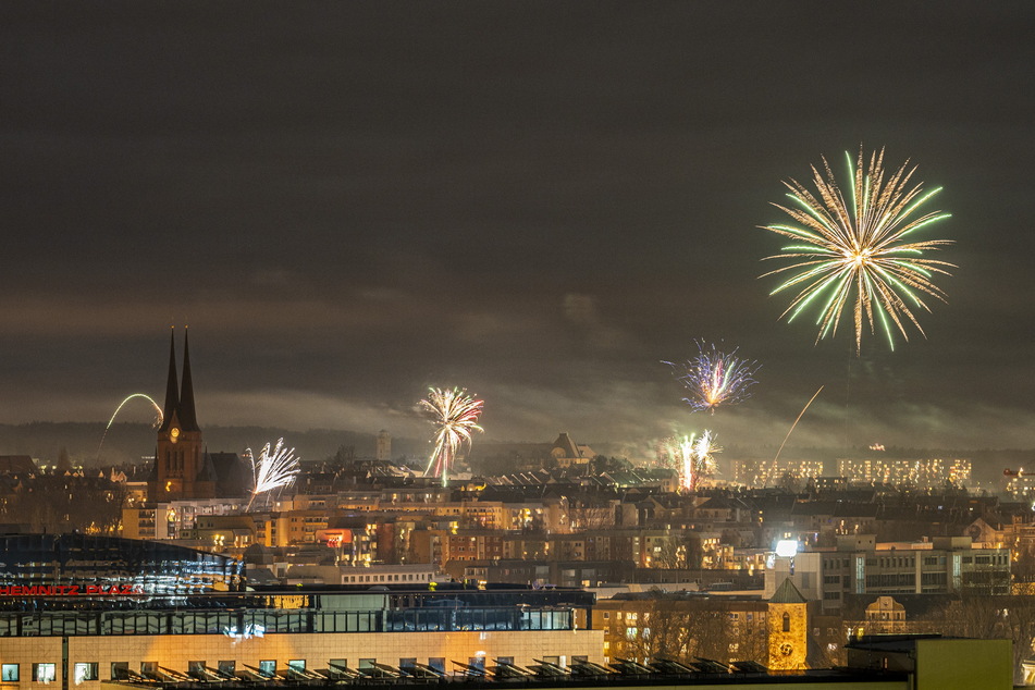 Deutlich weniger Feuerwerk als in den Vorjahren: der Silvesterhimmel über Chemnitz mit Blick auf den Sonnenberg.