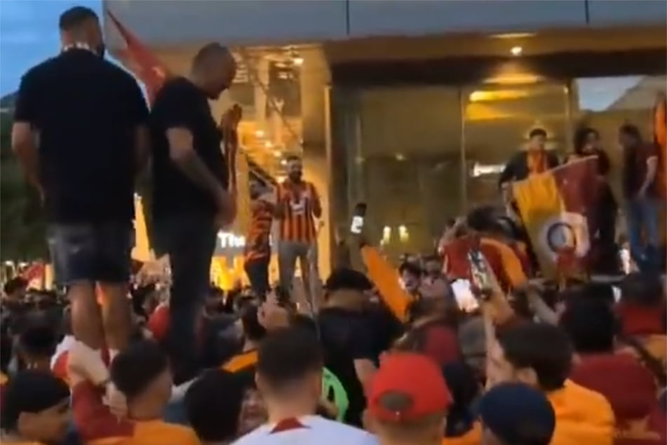 Fans von Galatasaray Istanbul haben unter tosendem Jubel den Gewinn der türkischen Meisterschaft in Stuttgart gefeiert.