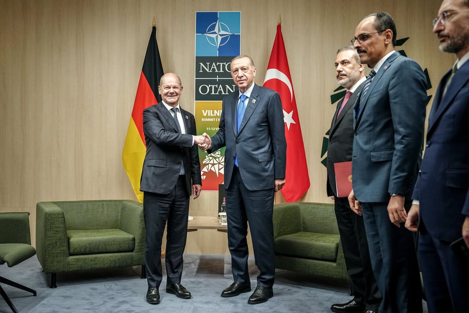 Bundeskanzler Olaf Scholz (65, SPD, l.) und Recep Tayyip Erdoğan (69, r.), Präsident der Türkei, begrüßen sich zu Beginn eines bilateralen Gesprächs beim Nato-Gipfel. Thema des Gipfels werden u.a. weitere Schritte zur Stärkung der Abschreckung und Verteidigung sein.