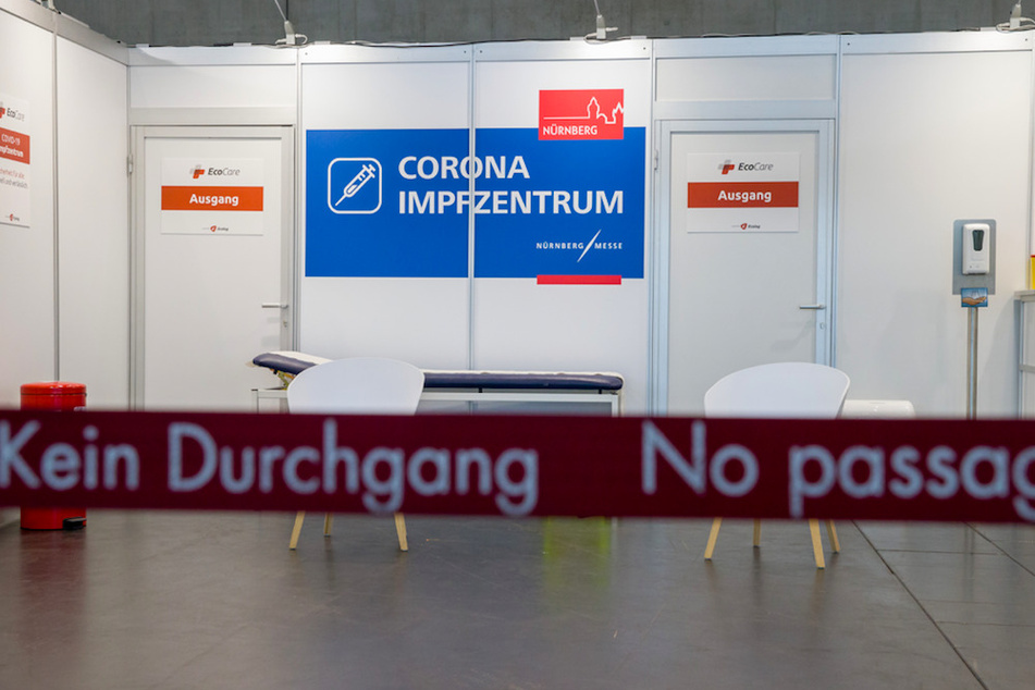 Blick in eine Impfkabine im Nürnberger Corona-Impfzentrum auf dem Nürnberger Messegelände.