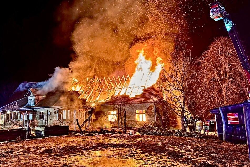 Ein Übergreifen des Feuers auf das angrenzende Wohnhaus ließ sich nicht verhindern.