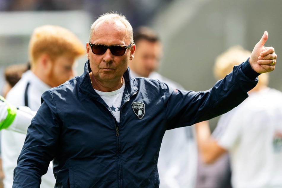 Gibt's heute nach dem Auftakt in Nürnberg einen "Daumen hoch" von FCE-Boss Helge Leonhardt (62)?