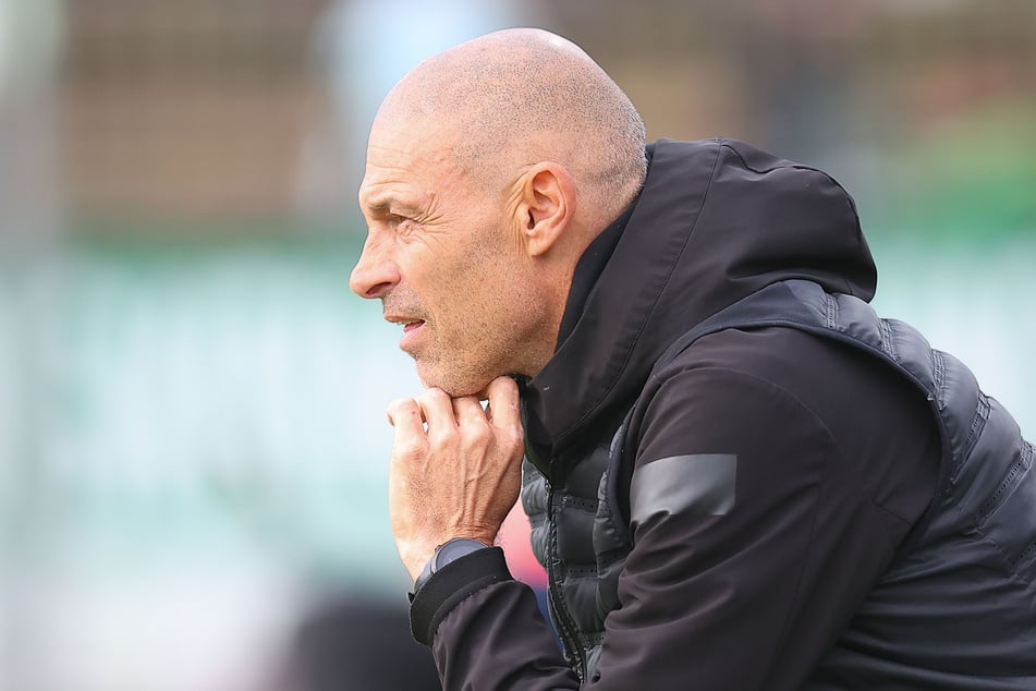 "Das war der stärkste Gegner, gegen den wir bisher gespielt haben", sagte Chemie-Trainer Alexander Schmidt (57) nach dem Match.