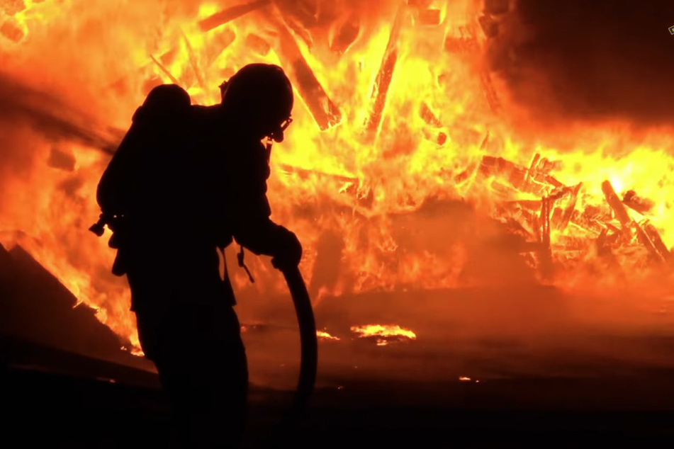 In der Nacht kämpften dutzende Feuerwehrleute gegen die Flammen und konnte verhindern, dass sich das Feuer weiter ausbreitet.