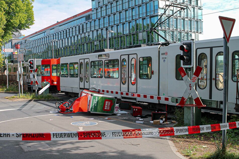 Die Feuerwehr sperrte den Unfallbereich am Rheinauhafen ab.