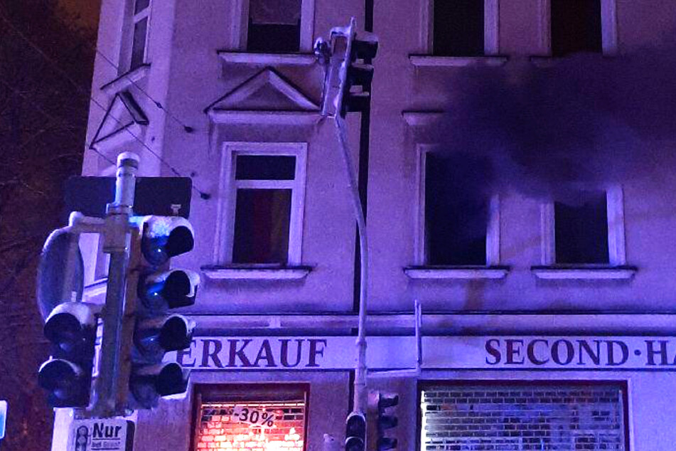 Wohnungsbrand in Zwickauer Mehrfamilienhaus: 30 Personen evakuiert, fünf verletzt