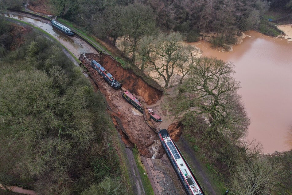 Die Feuerwehr musste den gesamten Kanal trockenlegen, um die 14 Menschen evakuieren zu können. Das unwegsame Gelände erschwerte die Rettung zusätzlich.