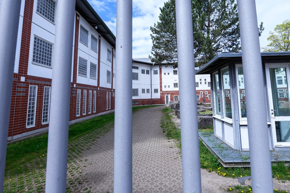 Der Hauptverdächtige, ein 20 Jahre alter Mann, sitzt in Untersuchungshaft. Die Ermittlungen der Polizei zu dem Fall dauern an. (Symbolfoto)