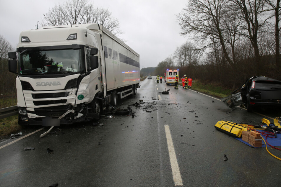 Der Autofahrer krachte frontal in einen entgegenkommenden Lkw.