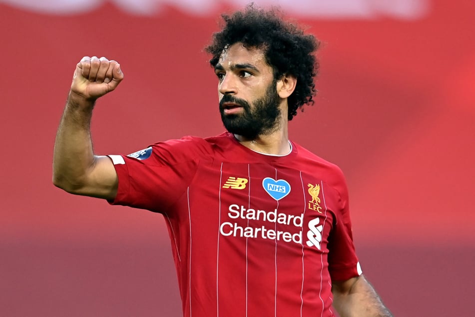 Liverpools Mohamed "Mo" Salah (28) half einem Obdachlosen gleich zweifach.