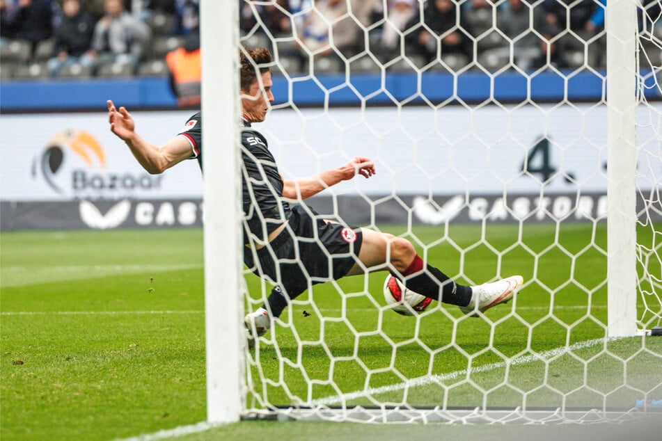 Arminia-Abwehrmann Maximilian Großer klärt einen Abschluss von Sebastian Grönning (nicht im Bild) kurz vor der Linie.