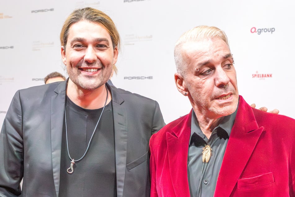 Till Lindemanns (62, r.) Erscheinen auf dem Leipziger Opernball sorgte am Samstag für eine Gegendemo.